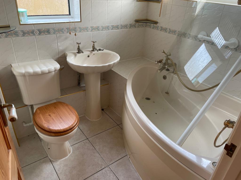 Lot: 126 - SEMI-DETACHED BUNGALOW IN POPULAR LOCATION -